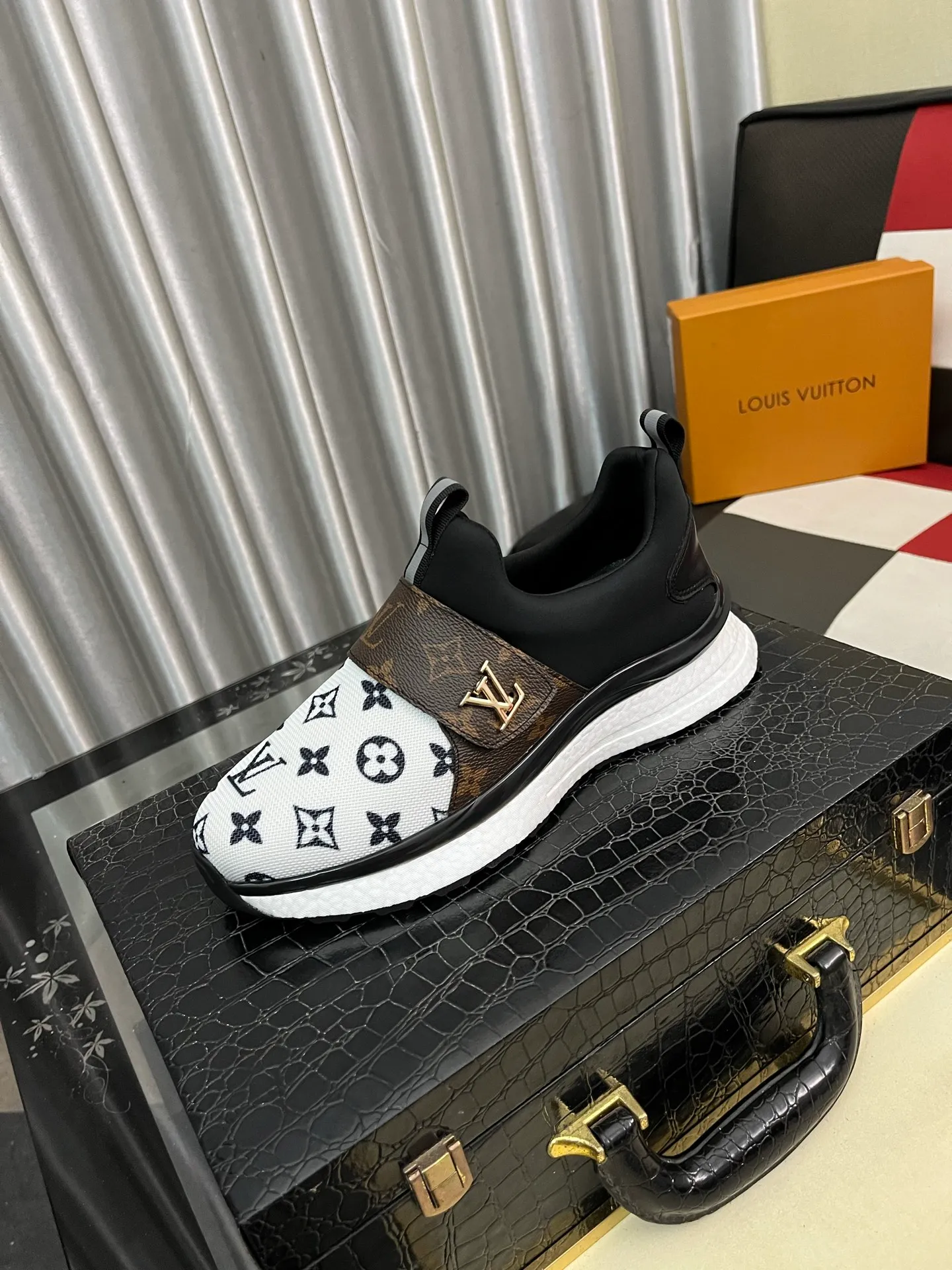 Men's shoes💰458⌚️⌚️"LOUI* VUITTO*" latest popular men's casual shoes ✔️This model is made of original breathable fly woven fabric, super shiny in real life⚡️ Fashionable and versatile, the toe last shape is firm and full, the soles are made from LV original mold and can be put in and out at will. It is light and comfortable for the foot~Purely handmade, details determine the quality! Size:38-442️⃣Colors available